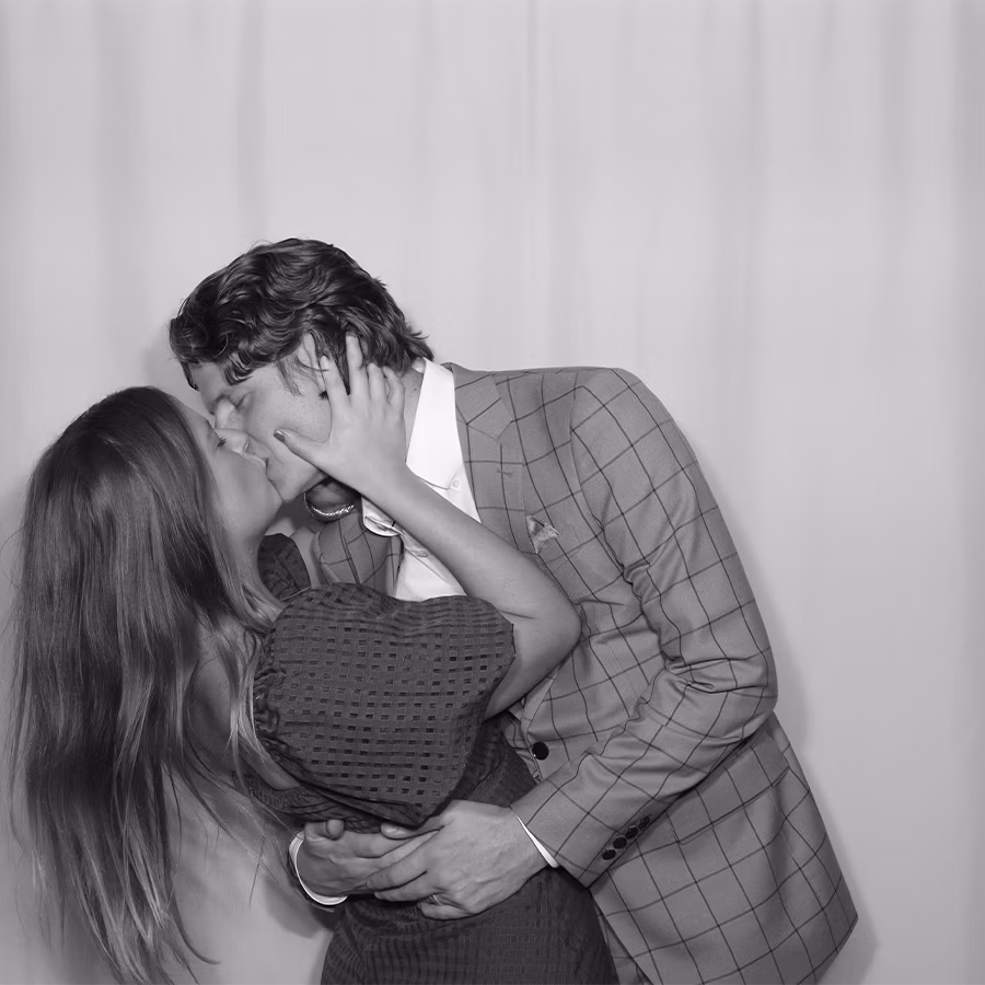 360 Video Photo booth rentals - man and woman kissing